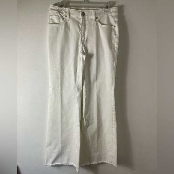 Chico’s So Slimming Girlfriend Flare White Jeans Sz 0.5R or 6 R - Picture 1 of 4